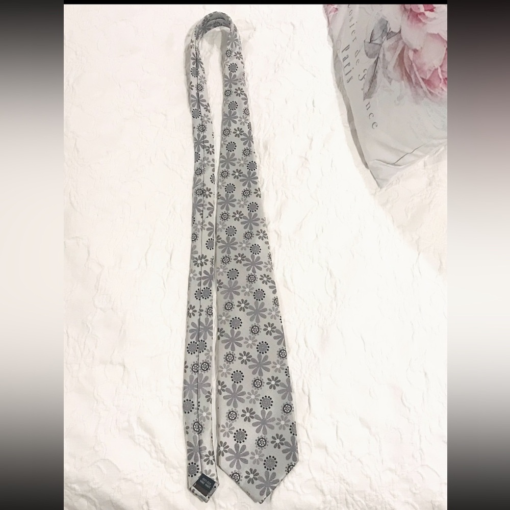 Gray Floral Silk Tie with Modern Design